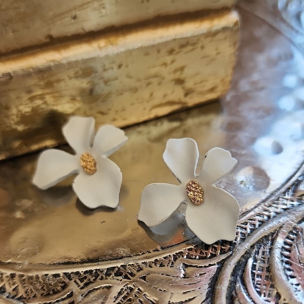 White Floral Earrings With Gold Tone Stamen